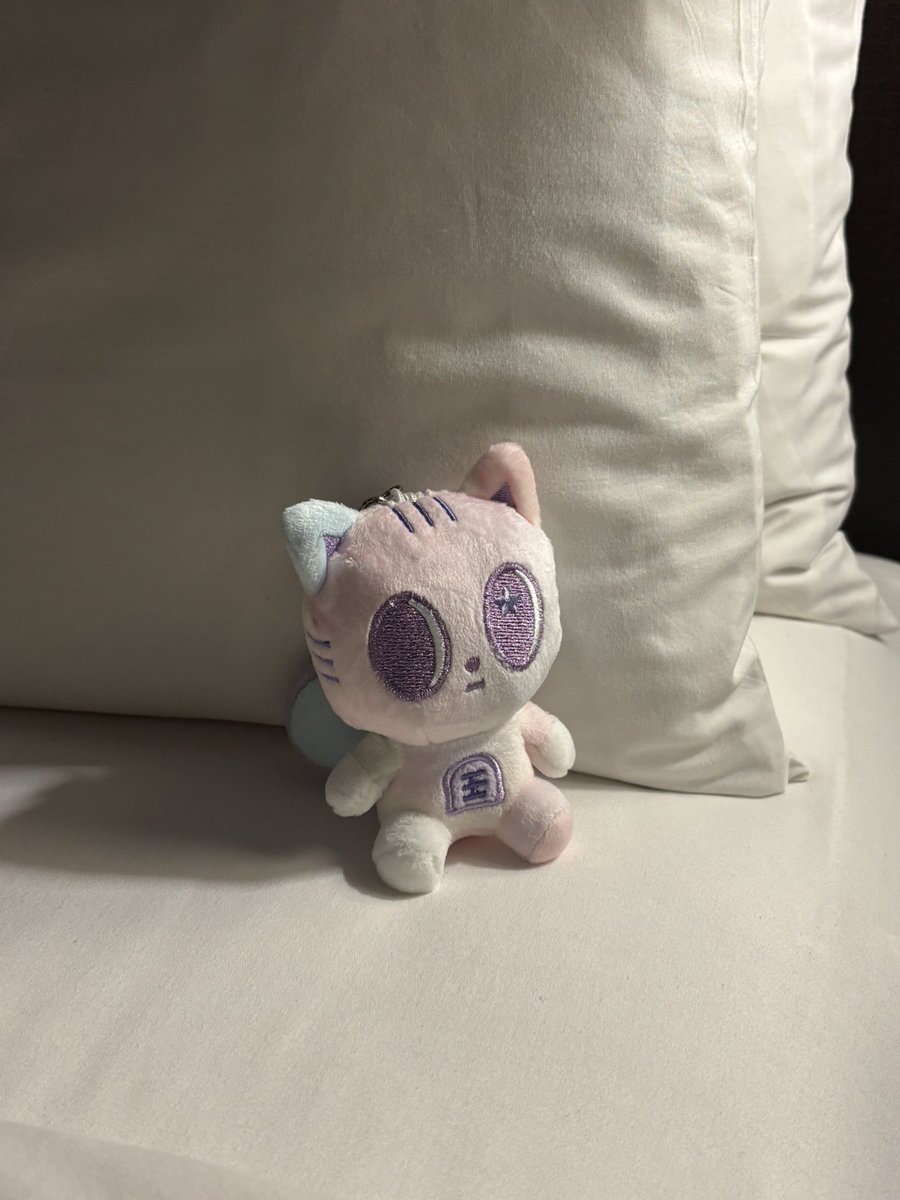 mideumiz's tweet photo. got the prettiest rainbow dagonyang ever i love him dearly https://t.co/NF0JU2sv9j