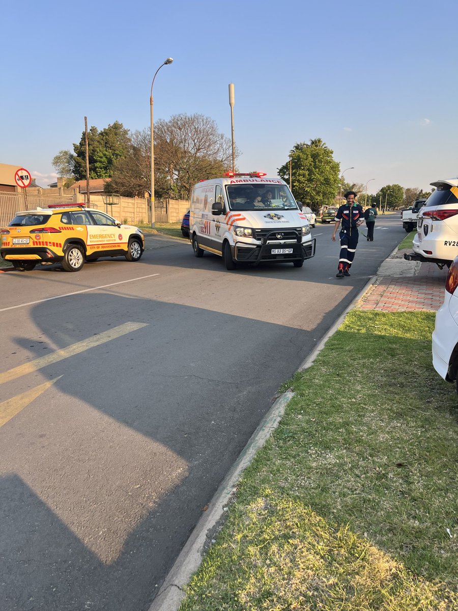 TheDeveloperess's tweet photo. A man has been shot and killed in an alleged road rage incident in Kempton Park. Eye witnesses state that he got into a minor car collision with another vehicle. When he attempted to take pictures of the cars an argument ensued. It is alleged that they pulled out a gun and shot him in the back as he was trying to get away. He died a short distance from the scene. 

Police are on the scene. This is a developing story. #KemptonPark