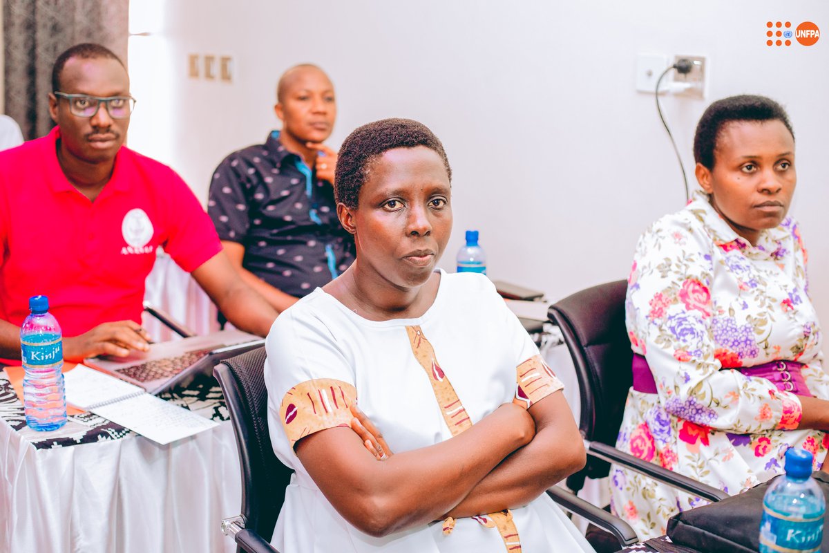 UNFPABurundi's tweet photo. Des maternités mieux gérées, des ressources mieux mobilisées et une prise en charge plus humaine et sécurisée : investir dans les compétences des sages-femmes, c’est contribuer à des accouchements dignes et sûrs pour chaque femme au Burundi. #UNFPA #SantéReproductive https://t.co/TZ61gykhl0