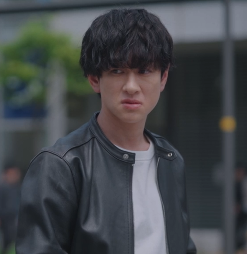 asiwyn's tweet photo. ドラマ版「今夜もシリアルキラーと待ち合わせ」
素晴らしい最終話でした
横山裕さん演じる磯貝刑事も
関水渚さん演じる黒井ヒナタも
他の皆さんが演じてくださったキャラクターも
漫画版にもれなく命を吹き込まれていて感激のドラマ化でありました
演者の皆さんと監督含めスタッフの皆様にSUPER心より感謝を申し上げます🌙
ありがとうございました。そしてお疲れ様でした。
原作漫画と同じで二人のコンビは続いてゆくという想像が膨らむラストでしたね

あと劇中に出てくる演歌歌手、縦山裕二にも不思議と命が吹き込まれていましたｗ
鼻の粘膜弱いのに演歌という過酷な歌唱をする世界で頑張る人物。そのフライヤーを平気で踏みつけるシリアルキラーのカットもよかった。
山崎紘菜さん演じる鶴岡刑事が言ったようにシリアルキラーには多くの人が理解可能な動機や理由はない。複雑に乱反射したようなメカニズムで共感できる要素のない心で生きている。
それがあのカットで表現されていたように思います。
まあ縦山裕二なら踏みつけられても這い上がってきそうではありますがｗ

ドラマを見てくださった方々にも感謝を伝えたいと思います。ありがとうございました！✨

縦山裕二のあの踏みつけられたフライヤーほしい（笑）