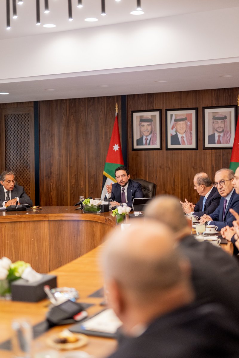 RHCJO's tweet photo. نائب جلالة الملك، سمو الأمير الحسين بن عبدالله الثاني ولي العهد، يترأس جانبا من جلسة مجلس الوزراء، ويوجه الحكومة بمتابعة جهود جلالة الملك لفتح آفاق التعاون مع مختلف دول العالم والنهوض بقطاع السياحة ومعالجة التحديات الإدارية والتسويقية، مؤكدا ضرورة وضع مصلحة المواطن في مقدمة الأولويات.
#الأردن