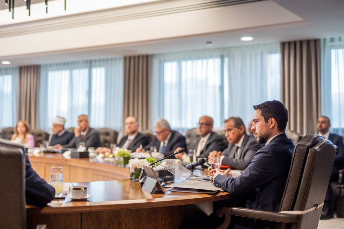 RHCJO's tweet photo. نائب جلالة الملك، سمو الأمير الحسين بن عبدالله الثاني ولي العهد، يترأس جانبا من جلسة مجلس الوزراء، ويوجه الحكومة بمتابعة جهود جلالة الملك لفتح آفاق التعاون مع مختلف دول العالم والنهوض بقطاع السياحة ومعالجة التحديات الإدارية والتسويقية، مؤكدا ضرورة وضع مصلحة المواطن في مقدمة الأولويات.
#الأردن