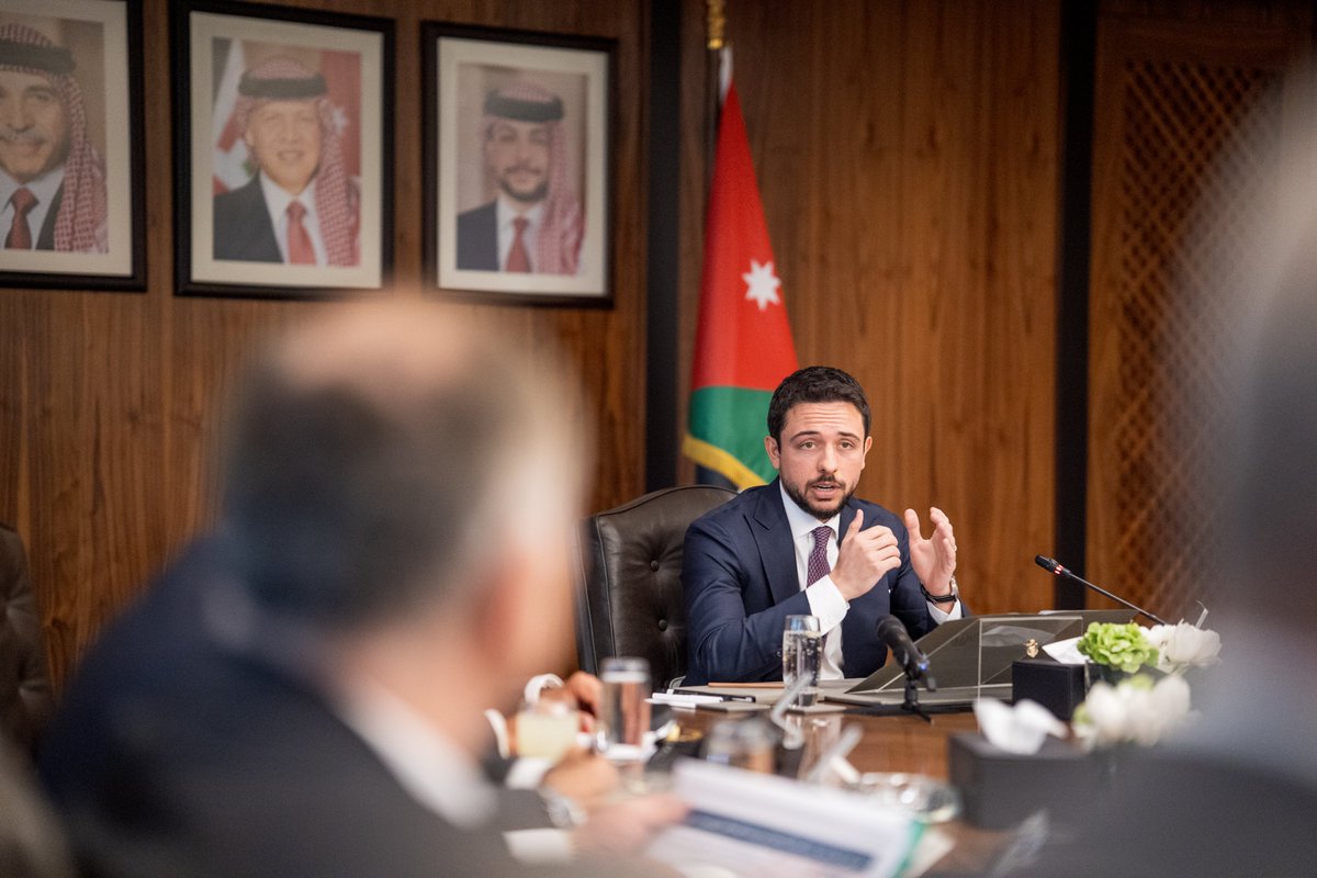RHCJO's tweet photo. نائب جلالة الملك، سمو الأمير الحسين بن عبدالله الثاني ولي العهد، يترأس جانبا من جلسة مجلس الوزراء، ويوجه الحكومة بمتابعة جهود جلالة الملك لفتح آفاق التعاون مع مختلف دول العالم والنهوض بقطاع السياحة ومعالجة التحديات الإدارية والتسويقية، مؤكدا ضرورة وضع مصلحة المواطن في مقدمة الأولويات.
#الأردن