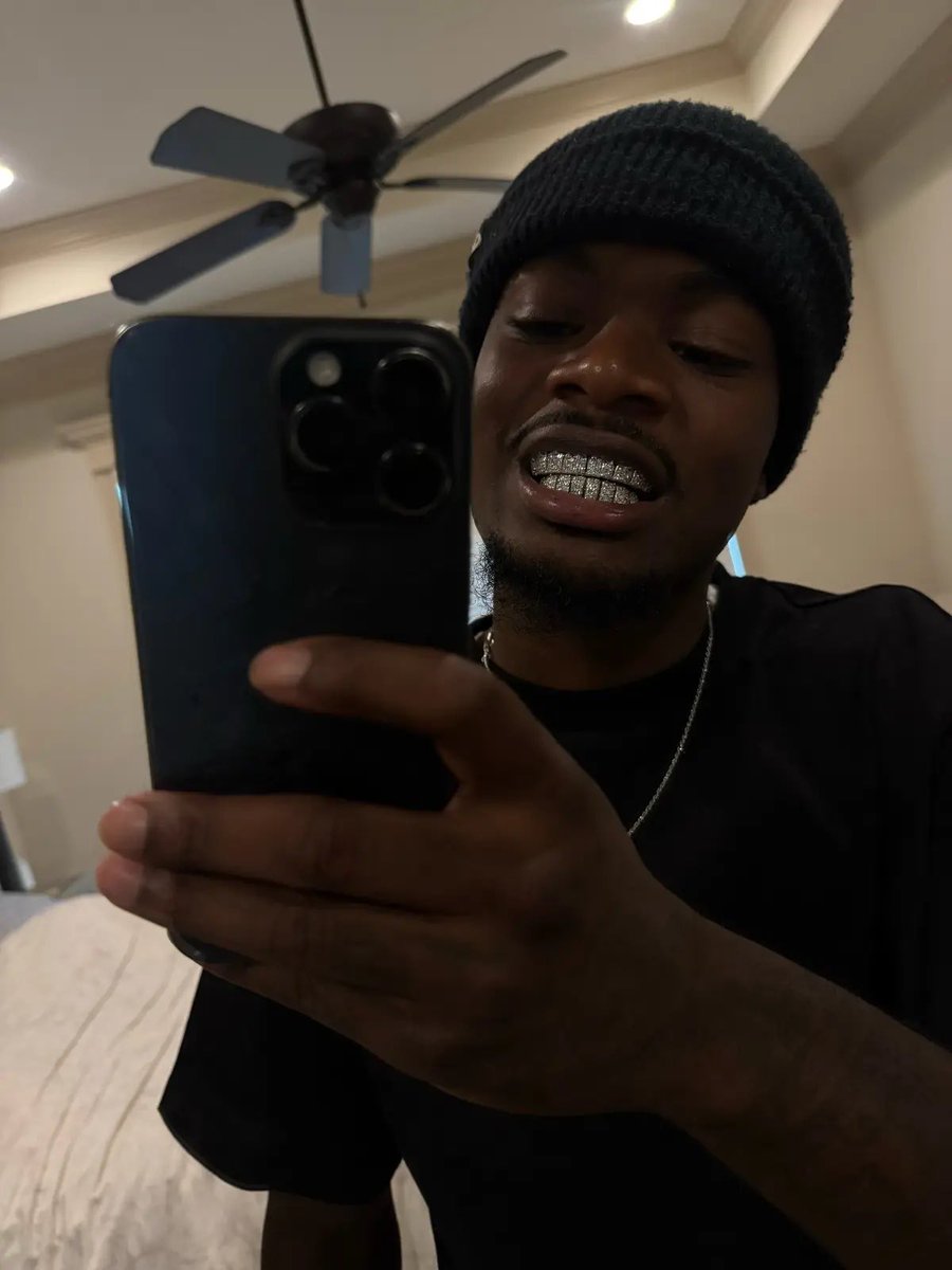 foebkoy's tweet photo. I think I want some black vvs grillz❄️🥶 https://t.co/fiIBAZbp3i