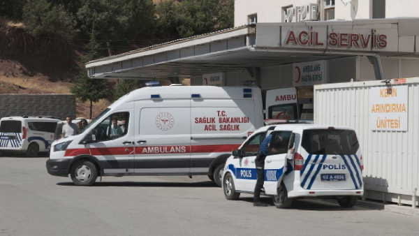 Asli3616's tweet photo. 2026 / 55
Bir Polis memurunun intiharı

Tunceli’nin Nazımiye ilçesinde 4 yıldır görev yapan 33 yaşındaki 466xxx sicil sayılı polis memuru Gülbeddin P., evinde silahla ağır yaralı halde bulundu. İlk müdahalenin ardından helikopterle Tunceli Devlet Hastanesi’ne kaldırılan polis memuru, yapılan tüm müdahalelere rağmen kurtarılamadı. 

Gülbeddin P.’nin ikamet ettiği evden silah sesi duyulması üzerine polis ve 112 Acil ekipleri olay yerine sevk edildi. Evde ağır yaralı bulunan polis memuruna ilk müdahale yerinde yapıldı. Bekar olduğu öğrenilen Gülbeddin P. hakkında intihar ihtimali üzerinde duruluyor. Olayla ilgili soruşturma başlatıldı. Yakın çevresinden edinilen bilgilere göre annesinin kanser hastası olduğu ve ekonomik sıkıntılar yaşadığı belirtiliyor. Meslektaşları tarafından sakin ve efendi bir kişi olarak tanındığı ifade ediliyor.​​​​​​​​​​​​​​​​​​​​​​​​​​​​​​​​​​​​​​​​​​​​​​​​​​ Kim bu intiharlara dur diyecek?

Allah taksiratını affetsin

@TunceliEmniyet @EmniyetGM 

#Polis #Emniyet