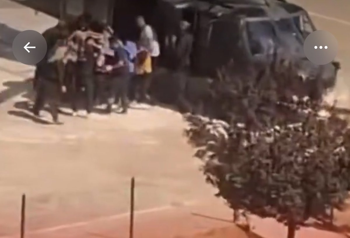 Asli3616's tweet photo. 2026 / 55
Bir Polis memurunun intiharı

Tunceli’nin Nazımiye ilçesinde 4 yıldır görev yapan 33 yaşındaki 466xxx sicil sayılı polis memuru Gülbeddin P., evinde silahla ağır yaralı halde bulundu. İlk müdahalenin ardından helikopterle Tunceli Devlet Hastanesi’ne kaldırılan polis memuru, yapılan tüm müdahalelere rağmen kurtarılamadı. 

Gülbeddin P.’nin ikamet ettiği evden silah sesi duyulması üzerine polis ve 112 Acil ekipleri olay yerine sevk edildi. Evde ağır yaralı bulunan polis memuruna ilk müdahale yerinde yapıldı. Bekar olduğu öğrenilen Gülbeddin P. hakkında intihar ihtimali üzerinde duruluyor. Olayla ilgili soruşturma başlatıldı. Yakın çevresinden edinilen bilgilere göre annesinin kanser hastası olduğu ve ekonomik sıkıntılar yaşadığı belirtiliyor. Meslektaşları tarafından sakin ve efendi bir kişi olarak tanındığı ifade ediliyor.​​​​​​​​​​​​​​​​​​​​​​​​​​​​​​​​​​​​​​​​​​​​​​​​​​ Kim bu intiharlara dur diyecek?

Allah taksiratını affetsin

@TunceliEmniyet @EmniyetGM 

#Polis #Emniyet