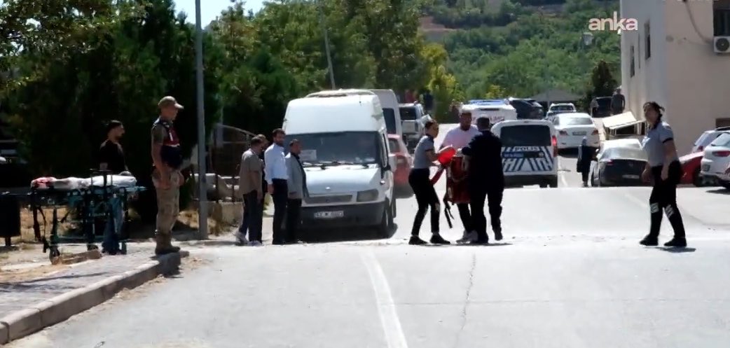 Asli3616's tweet photo. 2026 / 55
Bir Polis memurunun intiharı

Tunceli’nin Nazımiye ilçesinde 4 yıldır görev yapan 33 yaşındaki 466xxx sicil sayılı polis memuru Gülbeddin P., evinde silahla ağır yaralı halde bulundu. İlk müdahalenin ardından helikopterle Tunceli Devlet Hastanesi’ne kaldırılan polis memuru, yapılan tüm müdahalelere rağmen kurtarılamadı. 

Gülbeddin P.’nin ikamet ettiği evden silah sesi duyulması üzerine polis ve 112 Acil ekipleri olay yerine sevk edildi. Evde ağır yaralı bulunan polis memuruna ilk müdahale yerinde yapıldı. Bekar olduğu öğrenilen Gülbeddin P. hakkında intihar ihtimali üzerinde duruluyor. Olayla ilgili soruşturma başlatıldı. Yakın çevresinden edinilen bilgilere göre annesinin kanser hastası olduğu ve ekonomik sıkıntılar yaşadığı belirtiliyor. Meslektaşları tarafından sakin ve efendi bir kişi olarak tanındığı ifade ediliyor.​​​​​​​​​​​​​​​​​​​​​​​​​​​​​​​​​​​​​​​​​​​​​​​​​​ Kim bu intiharlara dur diyecek?

Allah taksiratını affetsin

@TunceliEmniyet @EmniyetGM 

#Polis #Emniyet