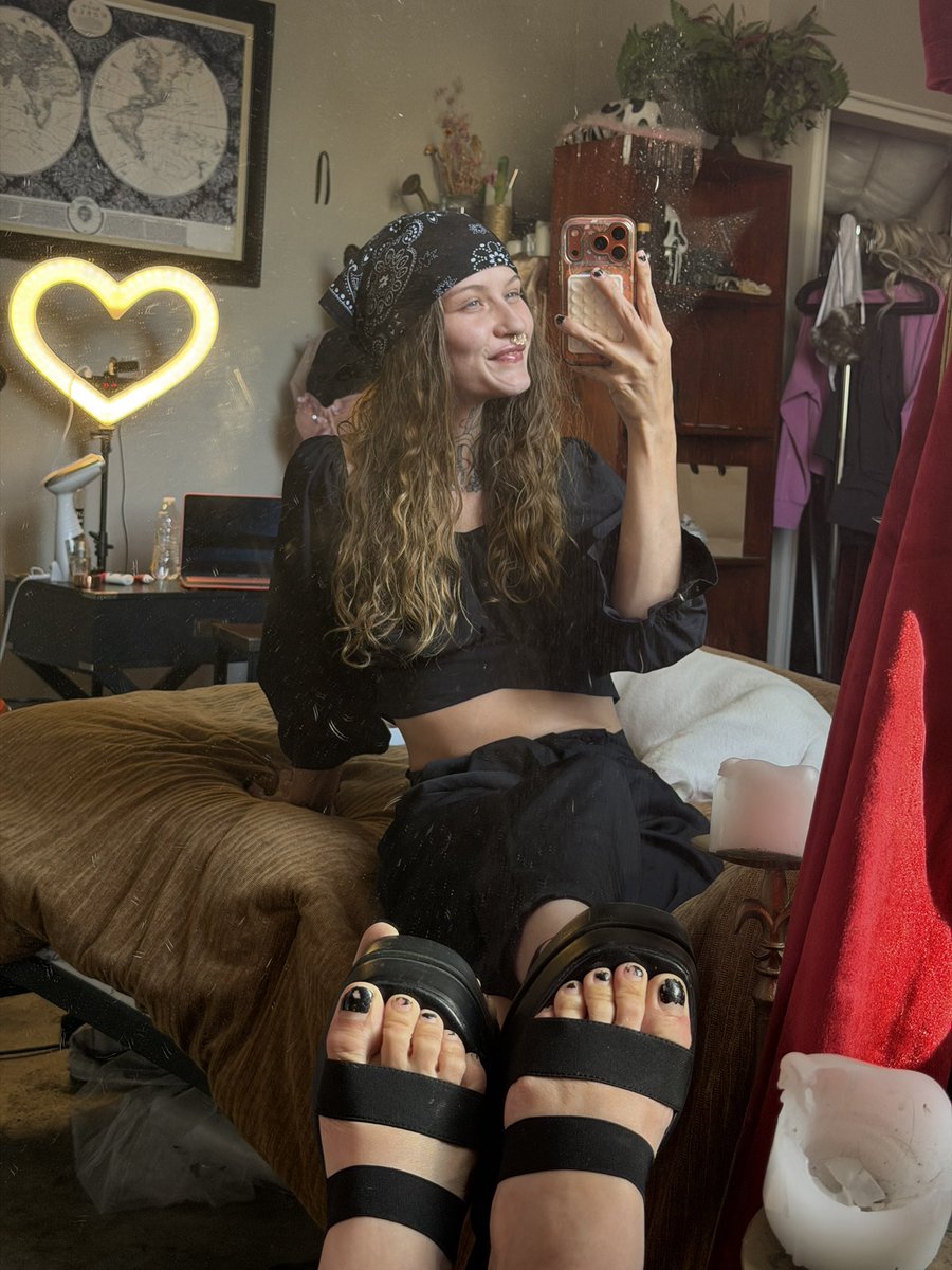 ethicalwh0re's tweet photo. Professionally slutty 😘🥰💅 https://t.co/pfeLnW5UEk
