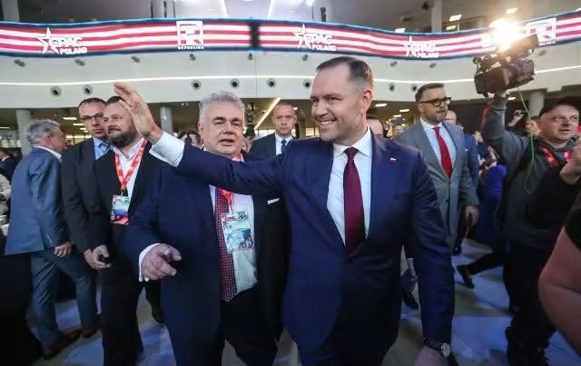 szymapajo's tweet photo. Sakiewicz znikaaaa, ze wszystkich zdjęć😳😲
W kancelarii prezydenta praca pelną parą 🤣🤣🤣
Pozbywają się chłopa😆 https://t.co/JhzJo8HJk7
