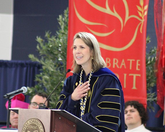 MidwestJesuits's tweet photo. Carolyn Noll Sorg was formally installed as @JohnCarrollU's new president on September 15. She is the first woman and the third layperson to lead the Jesuit university.

🔗 https://t.co/nkEmWVixjS https://t.co/Zdc6GScJ2b