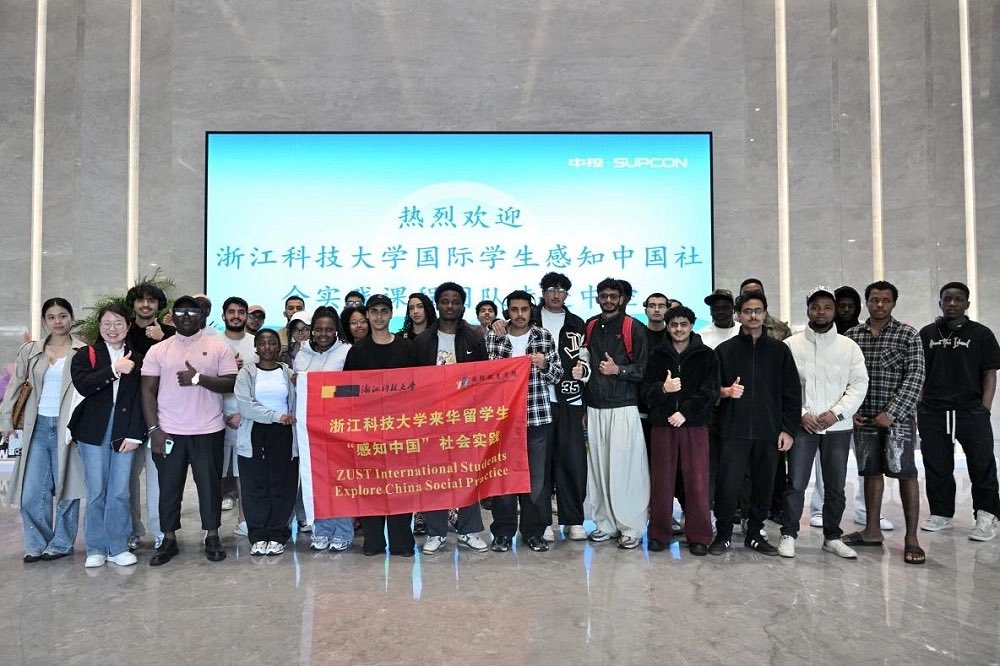 NNA_News's tweet photo. READ: A South African student visiting SUPCON Technology in China explores industrial automation, robotics and smart manufacturing. https://t.co/HUuz2C1DGc https://t.co/yl9QByF70u