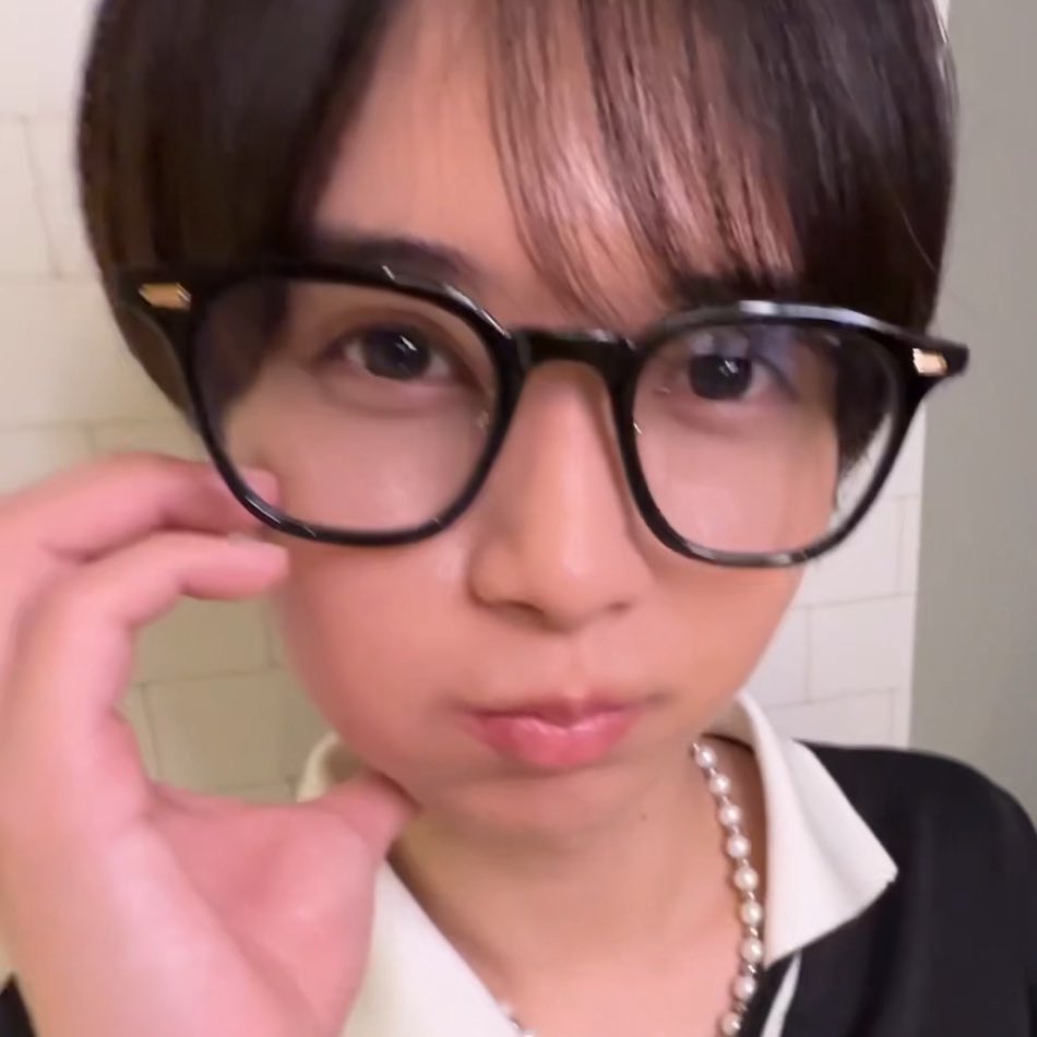 mizuki_chukipi's tweet photo. 瑞稀くんって視力いいのに(両目1.5‼️)おそらくおしゃれのために眼鏡かけてくれてて、そして瑞稀くんは最高に眼鏡が似合うイケメンだからファンとしては本当にありがとうございますの気持ちでしかない🙇👓✨

(あとこの1,2枚目の多分ユニクロ？の服お気に入りなんかな他のとこでも着てた気がする笑笑) https://t.co/q2ZJGAApYr
