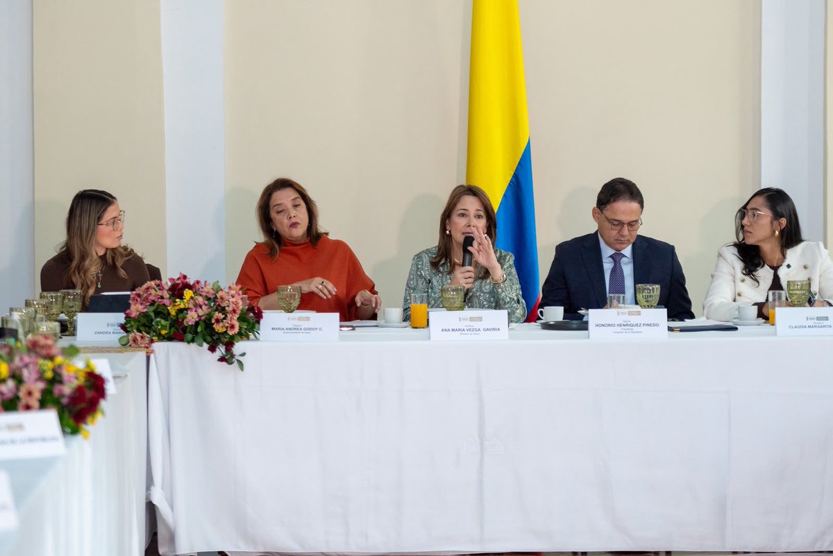 zandrambernal's tweet photo. Junto a la bancada del @CeDemocratico nos reunimos con la Ministra de Salud (@MinSaludCol), @AnaVesga_G, y la Superintendente Nacional de Salud (@Supersalud), @GodoyMariaA_, para poner sobre la mesa asuntos urgentes: pacientes desatendidos, EPS intervenidas, suficiencia de la UPC, compra de medicamentos, presupuesto del sector y estabilización del Ministerio.

La prioridad debe ser una sola: que los recursos se traduzcan en atención oportuna, medicamentos y soluciones reales para los pacientes.
