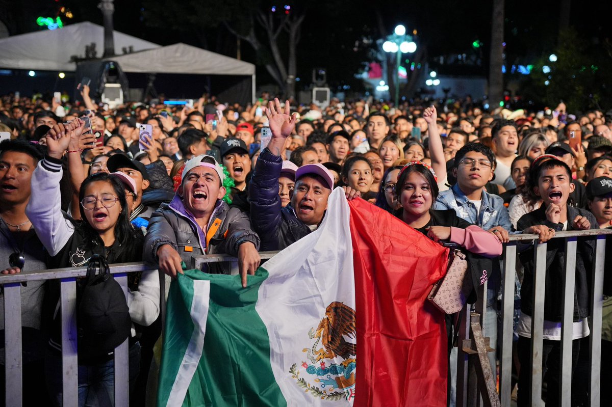FeriaPuebla's tweet photo. ¡Una noche inolvidable que hizo vibrar el corazón de la ciudad! 🇲🇽

Así se vivió la euforia con @GloriaTrevi en el Zócalo de Puebla en el marco de las #FiestasPatriasPuebla. Todas las voces cantando al unísono, pura energía y el orgullo tricolor a flor de piel. 🔥🎤 https://t.co/UJropdbMjm