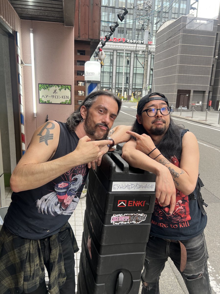 deathonmetal's tweet photo. この前、EXHUMED来た時、仙台も観に行ったんよね。
そんときのドラムがCARTILAGEでいまGHOULでも叩いてるアダム。ちょーナイスガイでした。そんときはギターがNoisemのセバスチャンでした。 https://t.co/9Z3CAKB2L0
