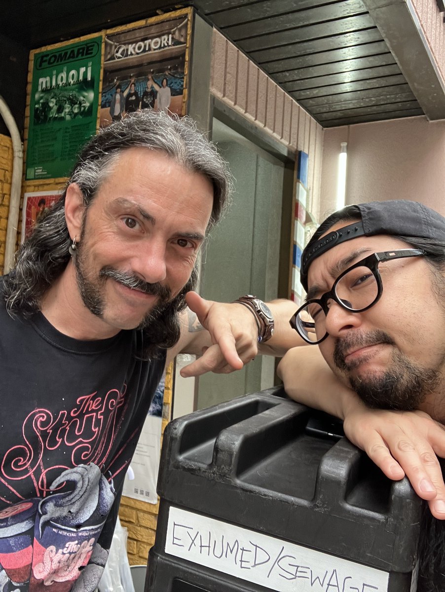 deathonmetal's tweet photo. この前、EXHUMED来た時、仙台も観に行ったんよね。
そんときのドラムがCARTILAGEでいまGHOULでも叩いてるアダム。ちょーナイスガイでした。そんときはギターがNoisemのセバスチャンでした。 https://t.co/9Z3CAKB2L0