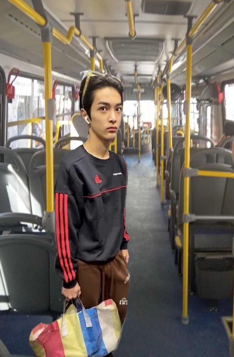 seonghyos's tweet photo. como me queda mirando la otra kpoper del colectivo cuando ve el holder que tengo en la cartera https://t.co/OuOM4NAGcn
