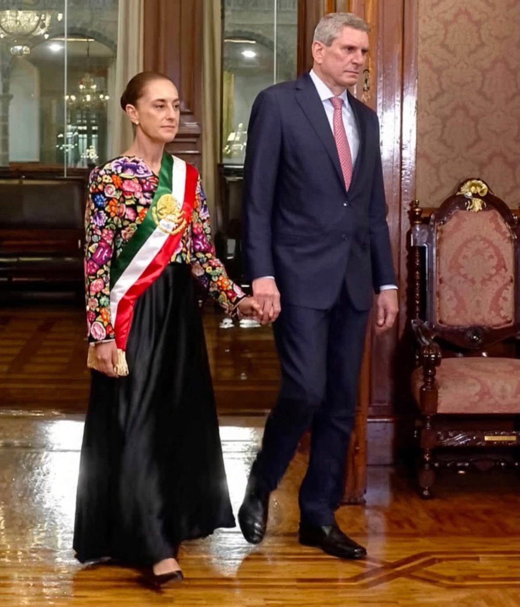 pauralva's tweet photo. Ad Hoc para darle el pésame a México! Un año marcado por la corrupción, la violencia, la impunidad y la intromisión indiscriminada del narco con el gobierno. 

Dignos de funeral. https://t.co/NIJjcQAUAy