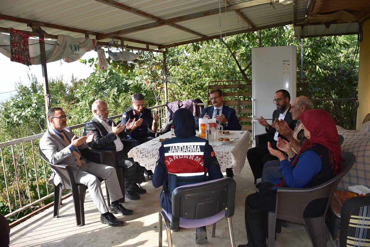 Salihli_Kym's tweet photo. 🇹🇷Kaymakamımız Ali Güldoğan Şehit Cengiz Ateş'in Ailesini Ziyaret Etti.
Kaymakamımız Sayın Ali Güldoğan, şehadetinin sene-i devriyesi dolayısıyla aziz Şehidimiz Cengiz Ateş’in kıymetli ailesini hanelerinde ziyaret etti.

Şehidimizin ailesiyle yakından ilgilenen ve hasbihal eden Kaymakamımız; "Vatan uğruna canlarını feda eden kahramanlarımızın emanetleri başımızın tacıdır. Devletimiz her daim şehit ailelerimizin yanındadır," ifadelerini kullandı.

Bu vesileyle Şehidimiz Cengiz Ateş başta olmak üzere, vatanımız uğruna can veren tüm aziz şehitlerimizi rahmet, minnet ve saygıyla anıyoruz. Ruhları şad, mekanları cennet olsun. 🤲🇹🇷
🇹🇷@AliGuldgn 
https://t.co/Rf2PeyYmBK