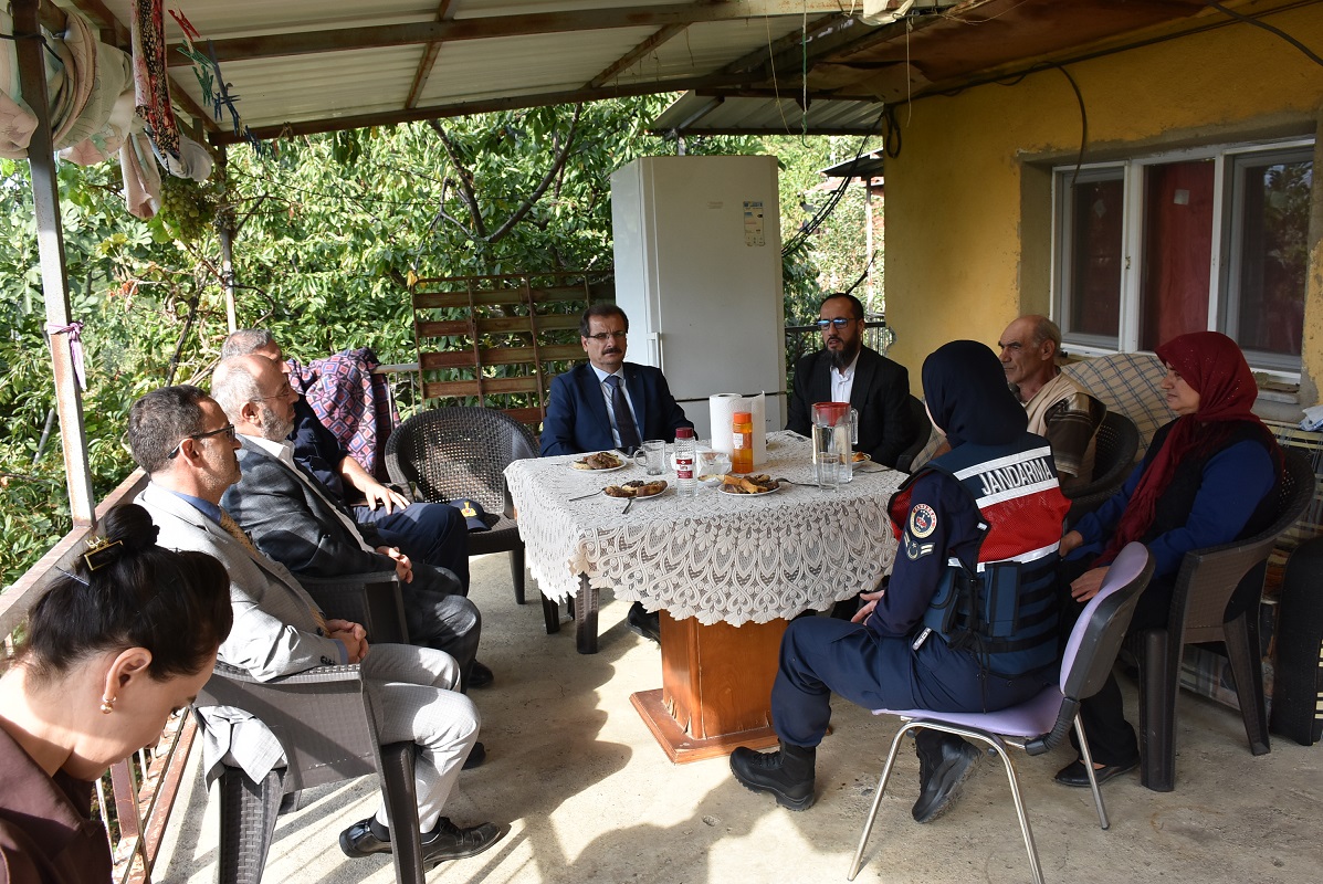 Salihli_Kym's tweet photo. 🇹🇷Kaymakamımız Ali Güldoğan Şehit Cengiz Ateş'in Ailesini Ziyaret Etti.
Kaymakamımız Sayın Ali Güldoğan, şehadetinin sene-i devriyesi dolayısıyla aziz Şehidimiz Cengiz Ateş’in kıymetli ailesini hanelerinde ziyaret etti.

Şehidimizin ailesiyle yakından ilgilenen ve hasbihal eden Kaymakamımız; "Vatan uğruna canlarını feda eden kahramanlarımızın emanetleri başımızın tacıdır. Devletimiz her daim şehit ailelerimizin yanındadır," ifadelerini kullandı.

Bu vesileyle Şehidimiz Cengiz Ateş başta olmak üzere, vatanımız uğruna can veren tüm aziz şehitlerimizi rahmet, minnet ve saygıyla anıyoruz. Ruhları şad, mekanları cennet olsun. 🤲🇹🇷
🇹🇷@AliGuldgn 
https://t.co/Rf2PeyYmBK
