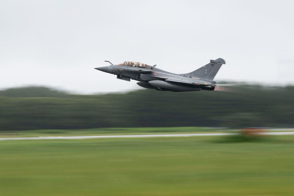 Armee_de_lair's tweet photo. 🇫🇷🇯🇵 Le Japon est loin. Mais Pégase y revient.

Pour la 3e fois, la mission fait escale au Japon.

Une escale rare, qui permet aux forces françaises et japonaises de renforcer leurs liens et d’apprendre à mieux agir ensemble. ✈️ https://t.co/m26b9gDOac