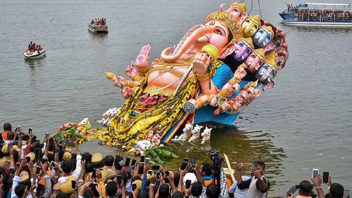 IndianTechGuide's tweet photo. 🚨 The Delhi government bans the immersion of idols in the Yamuna and other water bodies in the national capital during Ganeshotsav and Durga Puja.  

Rs 50,000 fine if caught immersing idols. https://t.co/abMS0jsNkM