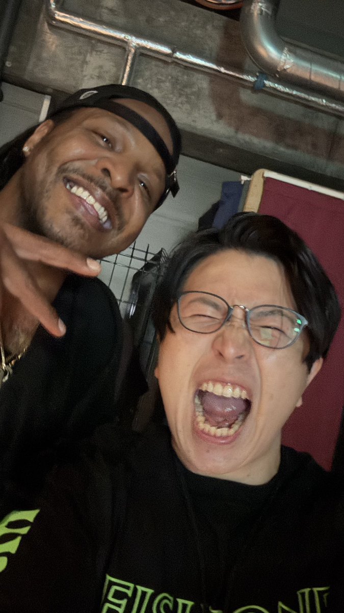 ynk_drummer's tweet photo. 人生最高の三日間でした。
大好きなFishboneとこんなに一緒に過ごせるなんて。
彼らの演奏はめちゃくちゃ音楽してたしライブがとにかく自由だった！
最後にドラムのHassanと写真撮ってもらった。
信じられないドラム叩いてたな😂
刺激になったー！！ https://t.co/1cMaPo7qhj