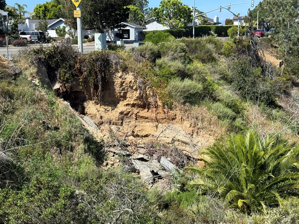 CityDelMar's tweet photo. The City of San Diego is beginning repairs to a storm drain and slope failure at the southernmost edge of Crest Canyon. The job is scheduled to run from Sept. 15 through Jan. 21, 2027. Letter to residents.  https://t.co/vNWCtgus20 https://t.co/efnzB9RzKO