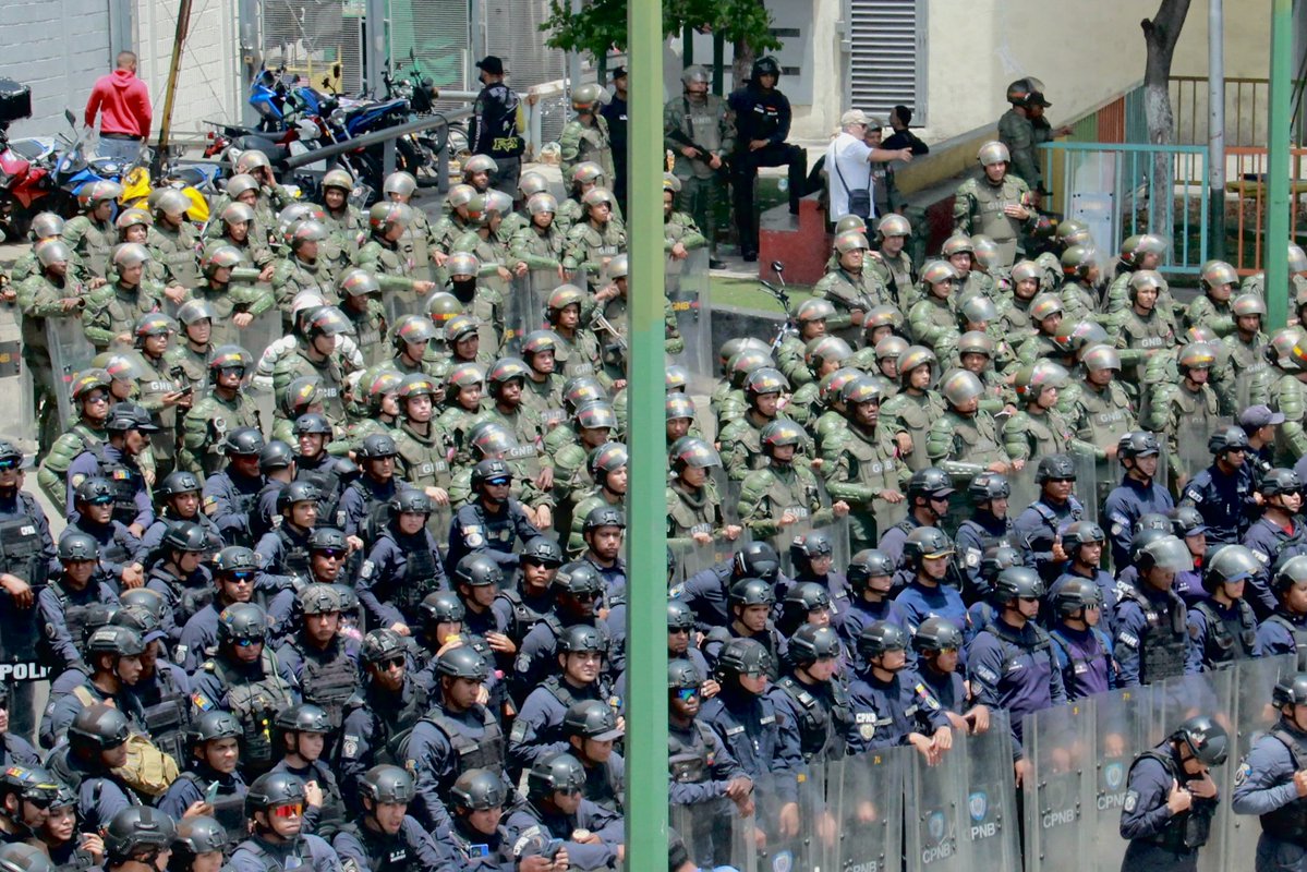 _Provea's tweet photo. Misión de la ONU sobre Venezuela denuncia que el aparato represivo sigue intacto tras 8 meses de la captura de Maduro.

Advierten que las leyes que criminalizan siguen vigentes, servicios de inteligencia y cuerpos de seguridad con mismas estructuras, políticas y prácticas, mientras que los grupos armados progobierno (colectivos) no han sido desarmados ni desmantelados.

Al menos 19 funcionarios señalados por la Misión por violaciones graves permanecen en cargos clave o fueron reasignados. ➡️ https://t.co/KE2zjoYplo
