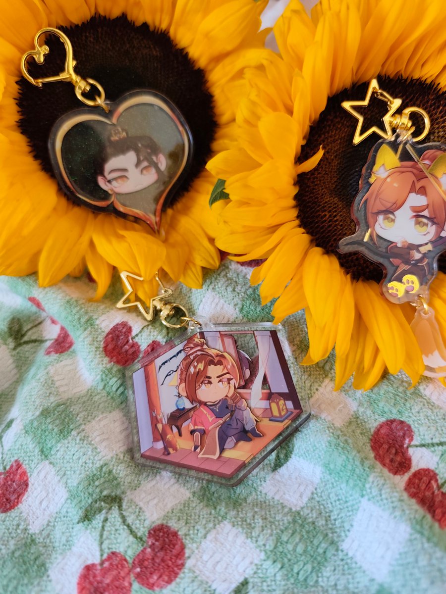 fengxinzine's tweet photo. Feng Xin fans, treat yourself to something nice! 🌞 You can now get zine only, zine + merch bundle or merch only! 🏹 Have a look at our shop: https://t.co/NFxcWb0BvA #tgcf #fengxin https://t.co/JHeKSLK2Sj