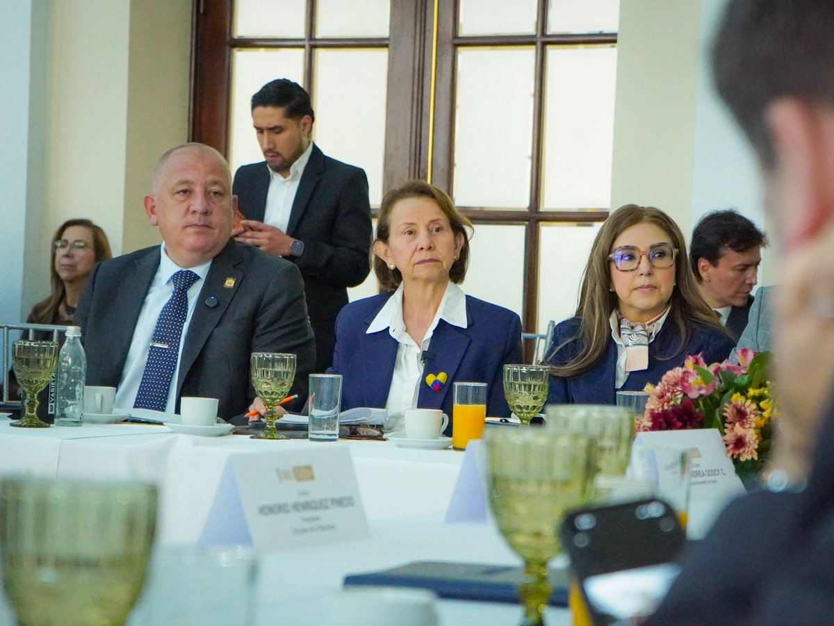 HildaGutiCD's tweet photo. Junto a mi bancada del @CeDemocratico, nos reunimos con la ministra de Salud, Ana María Vesga, para poner sobre la mesa los retos que enfrenta el sector: deudas con hospitales y prestadores, recursos que deben llegar donde realmente se necesitan y un sistema que exige mayor transparencia, control y capacidad de respuesta. 🏥

La salud de los colombianos necesita soluciones de fondo, cuentas claras y atención oportuna. ⏰🩺⚕️