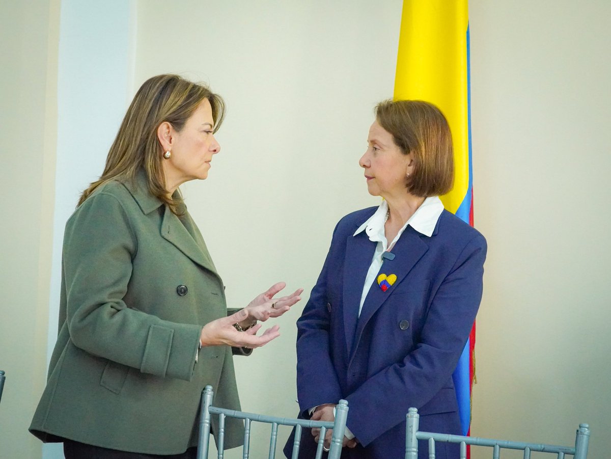 HildaGutiCD's tweet photo. Junto a mi bancada del @CeDemocratico, nos reunimos con la ministra de Salud, Ana María Vesga, para poner sobre la mesa los retos que enfrenta el sector: deudas con hospitales y prestadores, recursos que deben llegar donde realmente se necesitan y un sistema que exige mayor transparencia, control y capacidad de respuesta. 🏥

La salud de los colombianos necesita soluciones de fondo, cuentas claras y atención oportuna. ⏰🩺⚕️