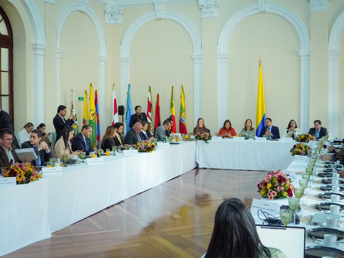 HildaGutiCD's tweet photo. Junto a mi bancada del @CeDemocratico, nos reunimos con la ministra de Salud, Ana María Vesga, para poner sobre la mesa los retos que enfrenta el sector: deudas con hospitales y prestadores, recursos que deben llegar donde realmente se necesitan y un sistema que exige mayor transparencia, control y capacidad de respuesta. 🏥

La salud de los colombianos necesita soluciones de fondo, cuentas claras y atención oportuna. ⏰🩺⚕️