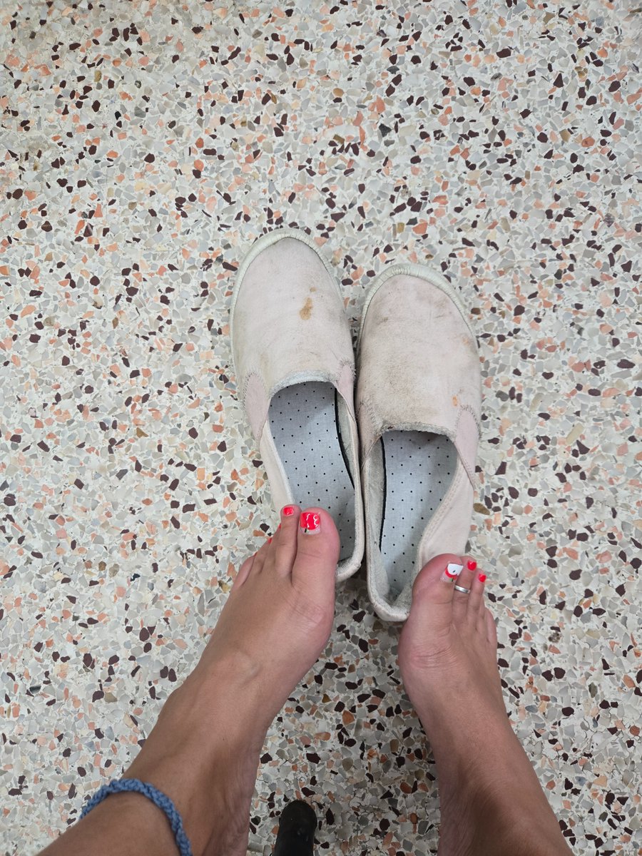 SJewel35's tweet photo. Dirty shoes but new inserts to work on!!! #work #feetfetısh #feetworshi̇p #insoles #nails https://t.co/BsdaLsW8GX