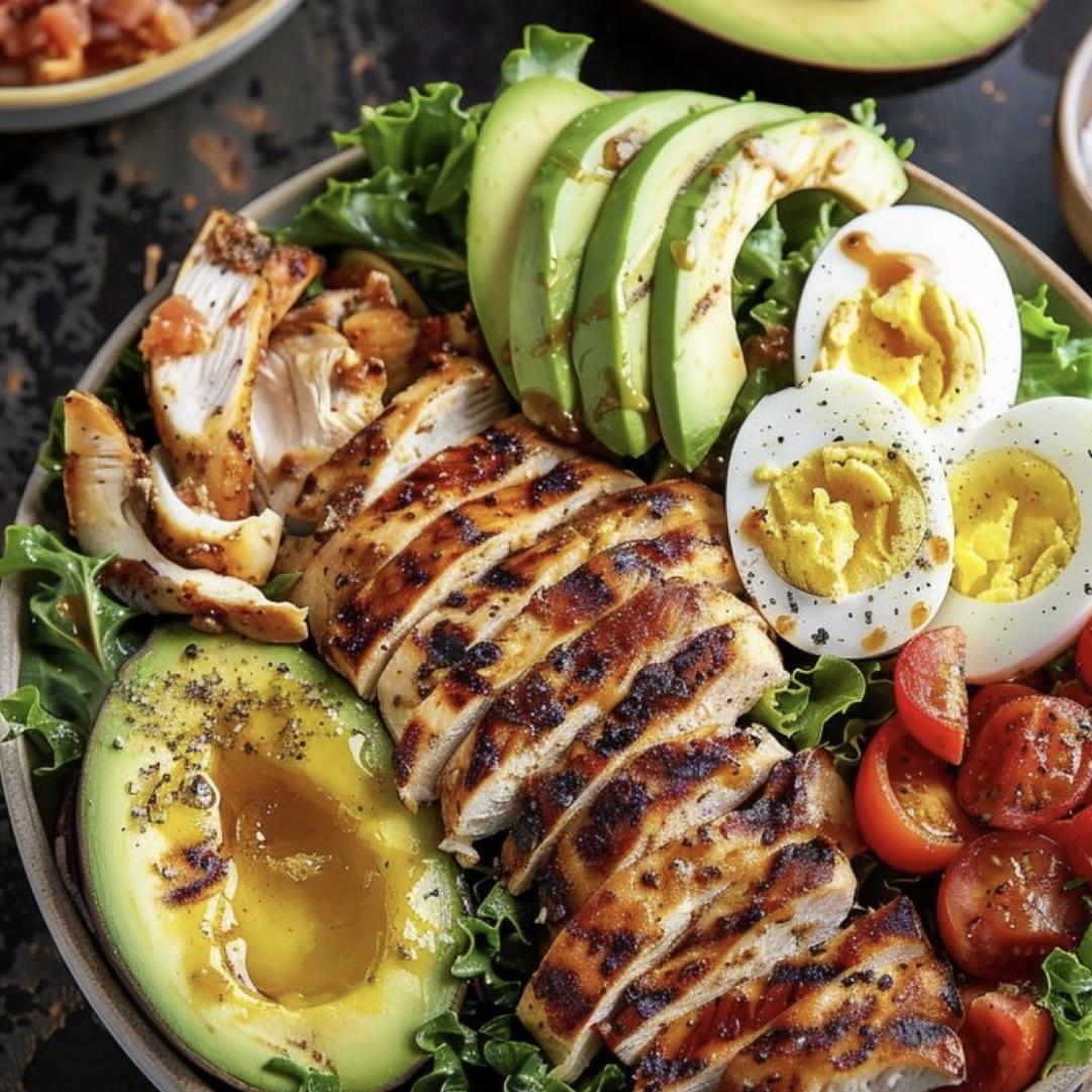 Nickeyyful's tweet photo. Lunch break fat loss win! Grilled chicken salad with quinoa, cherry tomatoes u0026 a dash of olive oil. Light, full of protein, keeps hunger at bay without bloating  #HealthyEating #FatLossMeal, https://t.co/bSMZxTfb6l