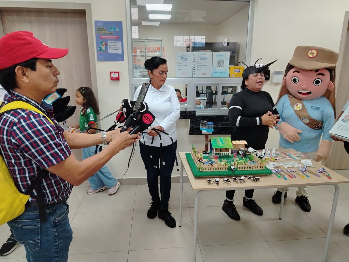 Salud_Guayas's tweet photo. #MSPEnMedios  | Nuestro personal de @Salud_Ec, dialogó sobre medidas de prevención contra el dengue en @TelevisionVtv en el sur de #Guayaquil. 
​✅Síntomas de alerta
✅Riesgos de la automedicación
✅Cómo evitar complicaciones
​¡La prevención la hacemos juntos! https://t.co/KU4ZUQoZQa