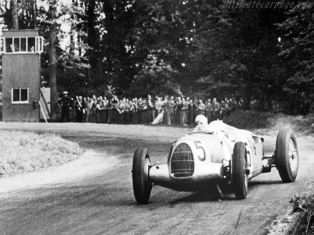 NikkiAlottel15's tweet photo. F1 before it became mainstream>>>> https://t.co/Yl83hiolkZ