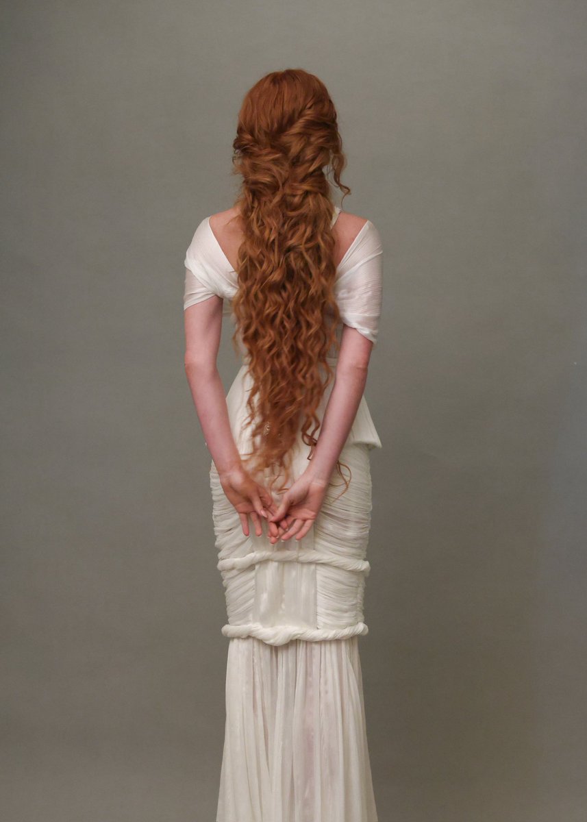 BattosMari's tweet photo. marina ruy barbosa vestindo custom ludovic de saint sernin para a première de Antártida, amei o method dressing com um vestido all white que remete ao cenário gélido do filme e estou OBCECADA por esse penteado 🪽 https://t.co/xmHNW9621N