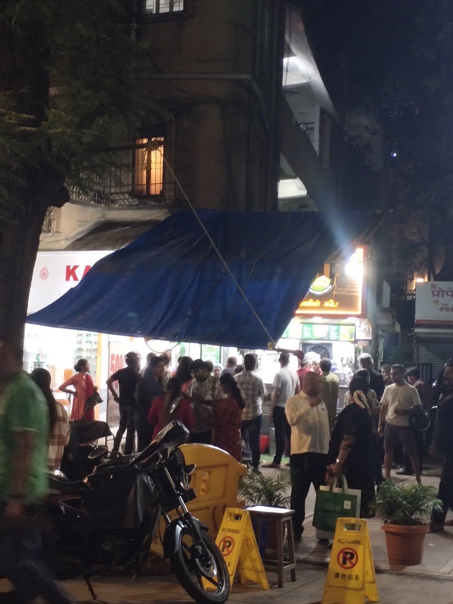 mumbaimatterz's tweet photo. Watch 
@myBMC's #PedestrianFirst initiative is working beautifully in @mybmcwardFN's #Matunga!

They’ve successfully transitioned pedestrians from "walking on the footpath" to "walking straight into a restaurant." 

Truly a #CustomersFirst model. Why walk when you can eat? 🚶‍♂️➡️🥞

1) Mavalibhai Dosa
2) Mani's Cafe
3) Rahul's

BTW: @FDA_MAHARASHTRA Nothing beats the hygiene of getting your food served under a makeshift plastic tarp, seasoned perfectly with, bird shit, roadside dust &  passing vehicular exhaust. 

Five stars to the footpath takeover! ⭐⭐⭐⭐⭐
