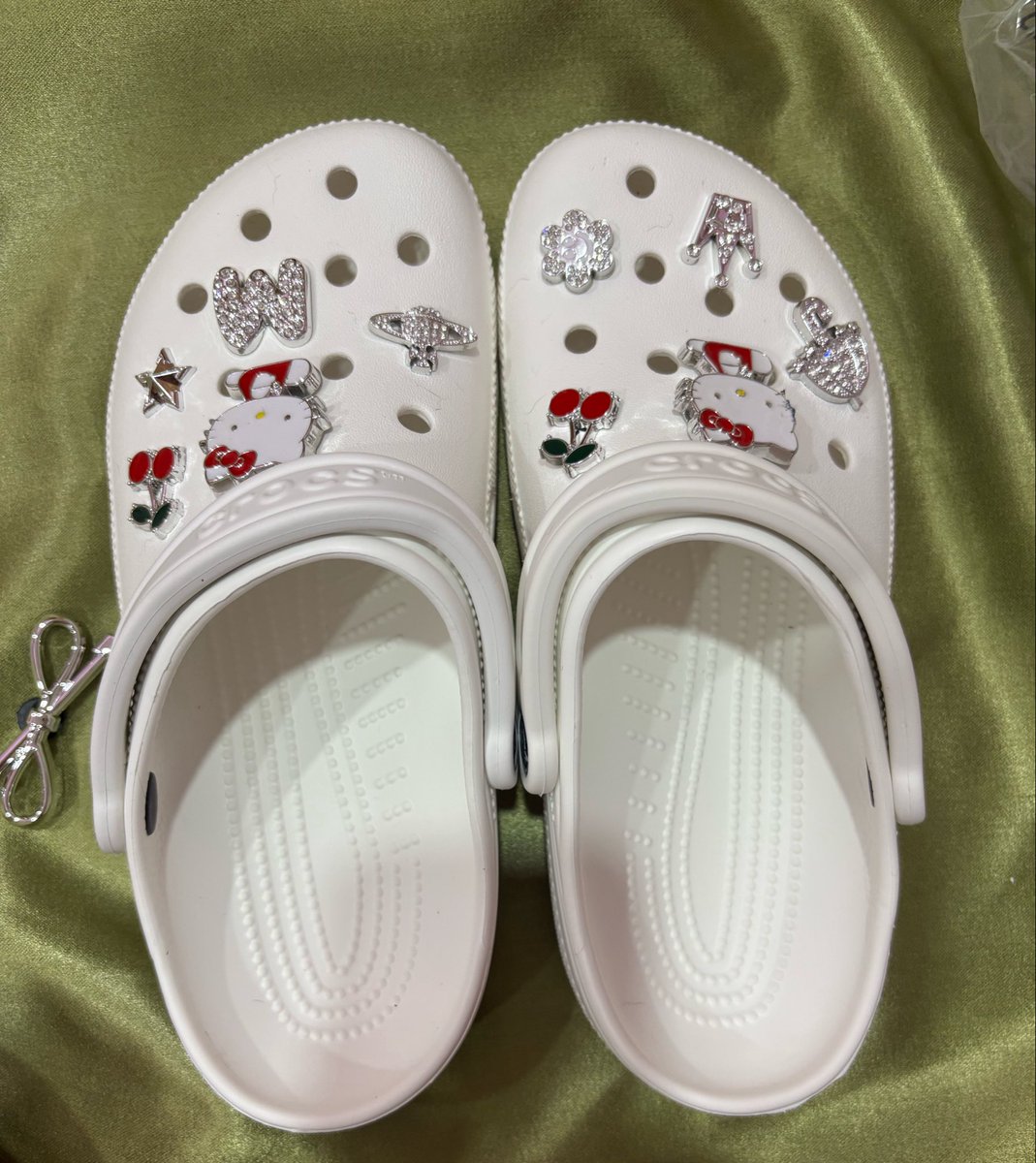 StepStoryl2's tweet photo. 𓂂 ส่งต่อ CROCS Classic  550.-  ขาว
Size M6W8(39) สภาพ 95% 🌟 มือ2️⃣
📍ดูเพิ่มเติม dm แถมจิ๊บบิท  🎀

🪽 ค่าส่ง35.- พท.ห่างไกลบวกเพิ่ม 30.-♥️♥️

#ส่งต่อเสื้อผ้า #ส่งต่อเสื้อผ้ามือสอง #ส่งต่อ #ส่งต่อfeelfree #เสื้อผ้ามือสอง #โล๊ะตู้ #โล๊ะตู้เสื้อผ้า #ส่งต่อstylist #ส่งต่อcintage #ส่งต่อvghbkk #ส่งต่อduex #maison #รองเท้ามือสอง #ส่งต่อcrocs 
#ส่งต่อรองเท้าcrocs #ส่งต่อรองเท้ามือสอง