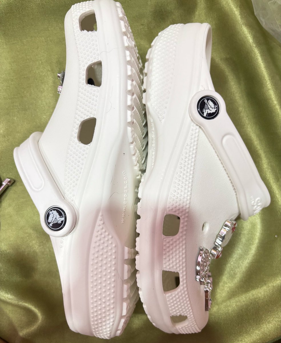 StepStoryl2's tweet photo. 𓂂 ส่งต่อ CROCS Classic  550.-  ขาว
Size M6W8(39) สภาพ 95% 🌟 มือ2️⃣
📍ดูเพิ่มเติม dm แถมจิ๊บบิท  🎀

🪽 ค่าส่ง35.- พท.ห่างไกลบวกเพิ่ม 30.-♥️♥️

#ส่งต่อเสื้อผ้า #ส่งต่อเสื้อผ้ามือสอง #ส่งต่อ #ส่งต่อfeelfree #เสื้อผ้ามือสอง #โล๊ะตู้ #โล๊ะตู้เสื้อผ้า #ส่งต่อstylist #ส่งต่อcintage #ส่งต่อvghbkk #ส่งต่อduex #maison #รองเท้ามือสอง #ส่งต่อcrocs 
#ส่งต่อรองเท้าcrocs #ส่งต่อรองเท้ามือสอง