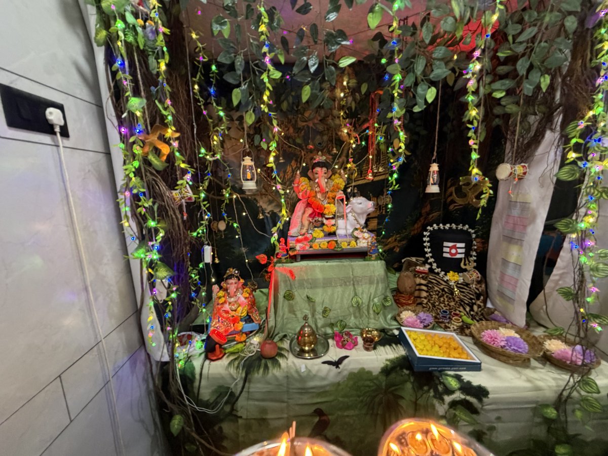 anju_ben's tweet photo. આજરોજ વોર્ડ નં. ૪ ના પૂર્વ પ્રમુખ અશોકભાઈ માંગુકીયાના નિવાસ્થાને જઈ ગણપતિ દાદા ના દર્શન કર્યા. આ તકે ગુજરાત વિધાનસભાના ઉપાધ્યક્ષ અને ધારાસભ્યશ્રી @purneshmodi પણ ઉપસ્થિત રહ્યા હતા. ભગવાન ગણેશજીના દર્શન કરી સૌ માટે સુખ, સમૃદ્ધિ અને સફળતા માટે કામના કરી.

ગણપતિ બાપ્પા મોરયા🙏🏻 https://t.co/LZV9PWBcyA