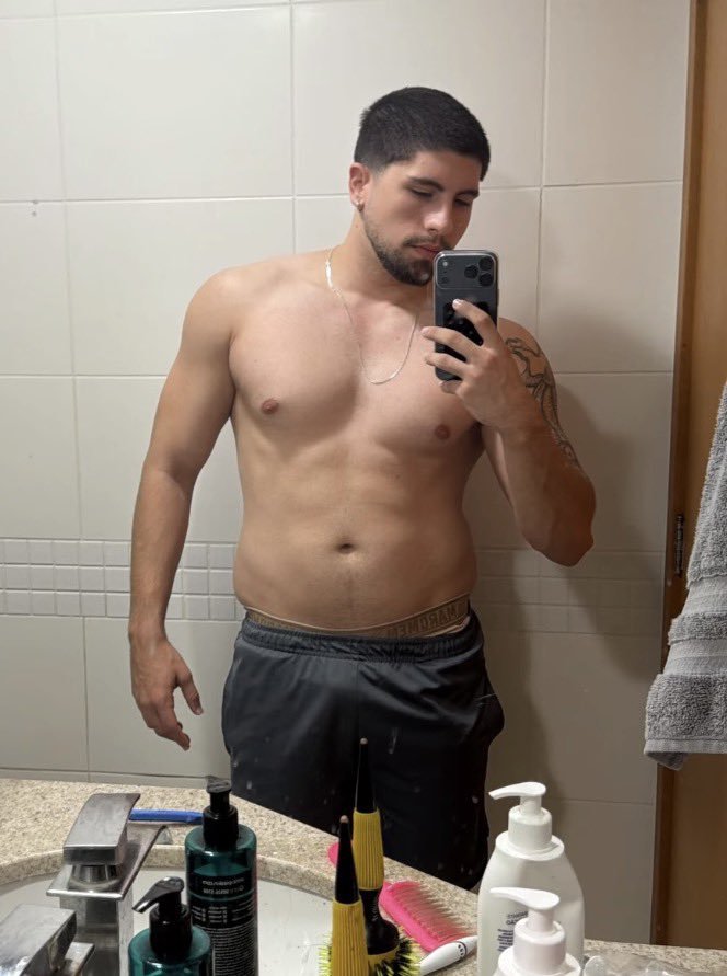 Lutusgoonwxkd's tweet photo. Esse luisinho tem uma energia de macho safado com essa mala marcada https://t.co/KV4iAGJv24