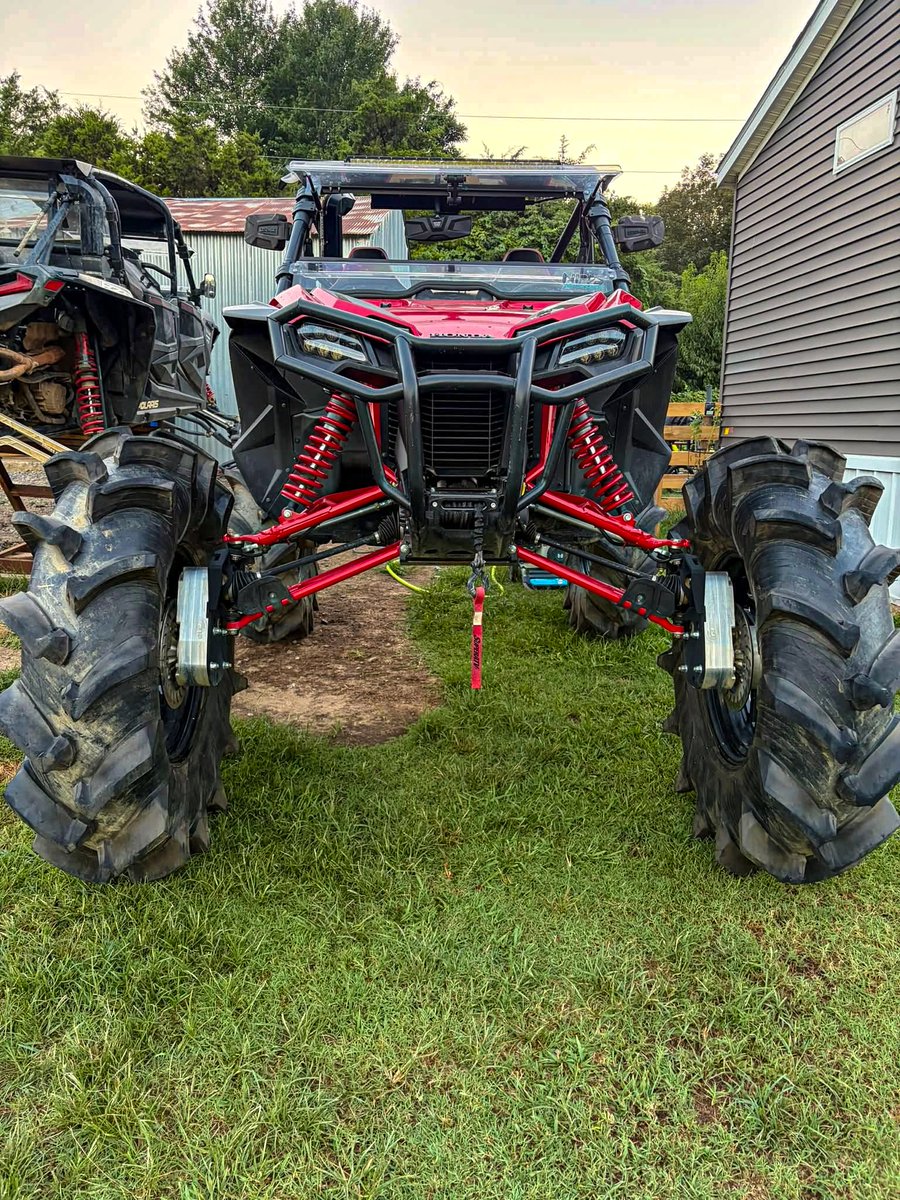 superatvtweet's tweet photo. Chad N. has one massive #HondaTalon on 52-inch tires and a #SuperATV 8-inch #GDP portal gear lift with 45% #GearReduction to help clear and spin them! 💪⚙️ #GearDrivenPerformance https://t.co/KrHyg5A7xn