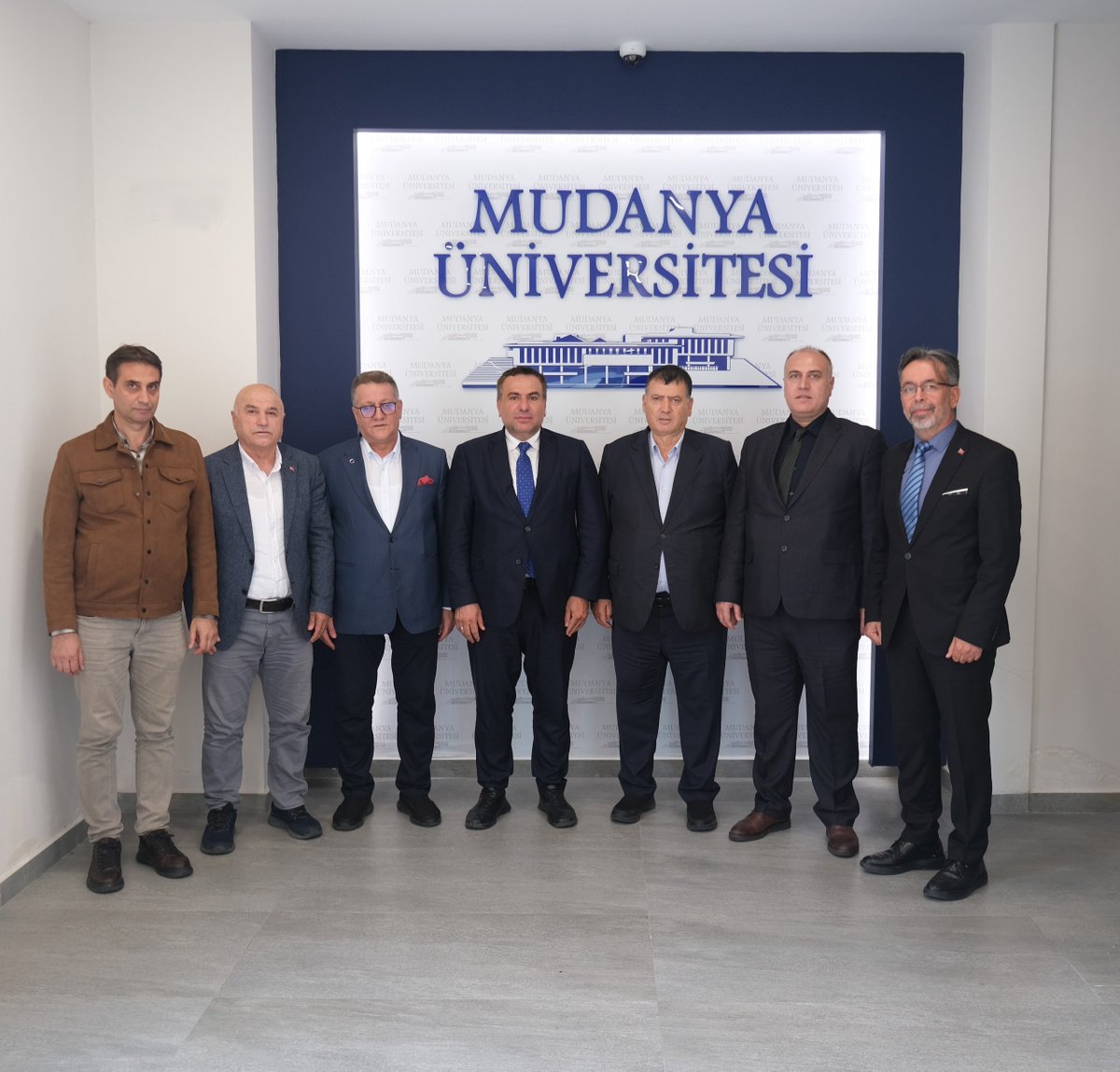 mucahit2929's tweet photo. MİL-SEN’DEN MUDANYA ÜNİVERSİTESİ’NE ZİYARET

Mil-Sen olarak, Mudanya Üniversitesi Mütevelli Heyet Başkanı Gıyasettin Bingöl, Rektör Prof. Dr. Ahmet Kesik ve kadim dostumuz, Genel Sekreter Ali Mollasalih’e nezaket ziyaretinde bulunduk.

Gerçekleştirdiğimiz ziyarette bizlere göstermiş oldukları ilgi, samimiyet ve misafirperverlik için kendilerine teşekkür ediyor, çalışmalarında başarılar diliyorum.

Nazik ev sahiplikleri ve kıymetli sohbetleri için teşekkür ederim.
@mudanyaedu 
@GiyasetinBingol 
@ProfAhmetKesik 
@alimollasalih70 
@Mehmeti10885512