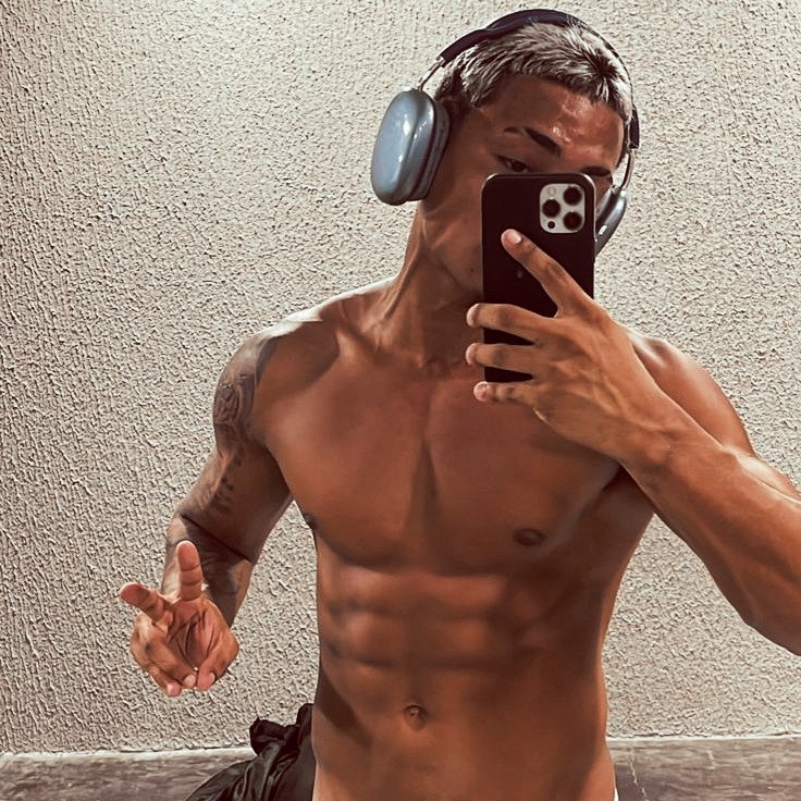 f1rrzri's tweet photo. depois da academia, andei pela orla de Ipanema, chegando na praia, só tirei a roupa suada, fiquei largadão na areia com a pica pulsando de tesão. https://t.co/S8i2Jsi7lX