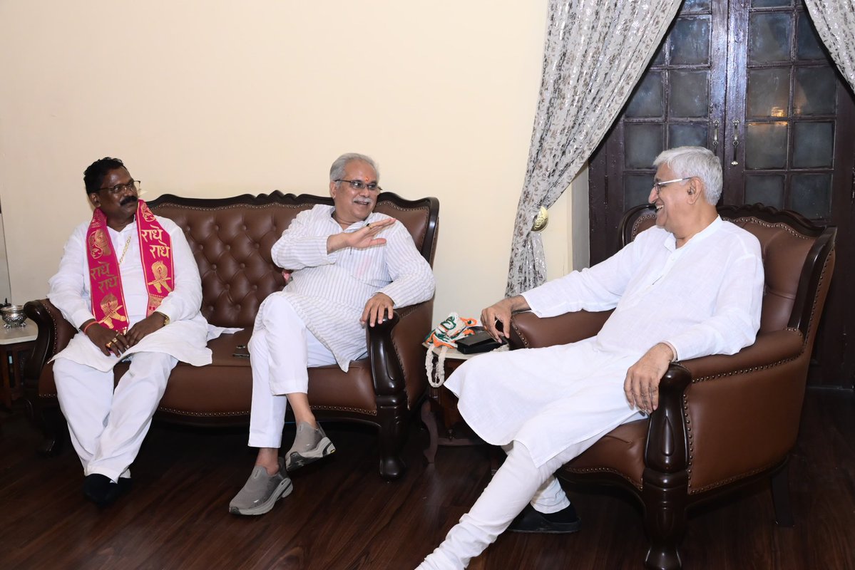 bhupeshbaghel's tweet photo. आज अंबिकापुर में सरगुजा महाराज, पूर्व उप मुख्यमंत्री श्री टी.एस. सिंहदेव जी के निवास कोठीघर पहुँचकर उनसे भेंट की.

इस दौरान पूर्व मंत्री श्री अमरजीत भगत ��ी भी साथ थे. @TS_SinghDeo https://t.co/2ALNIU5rjG