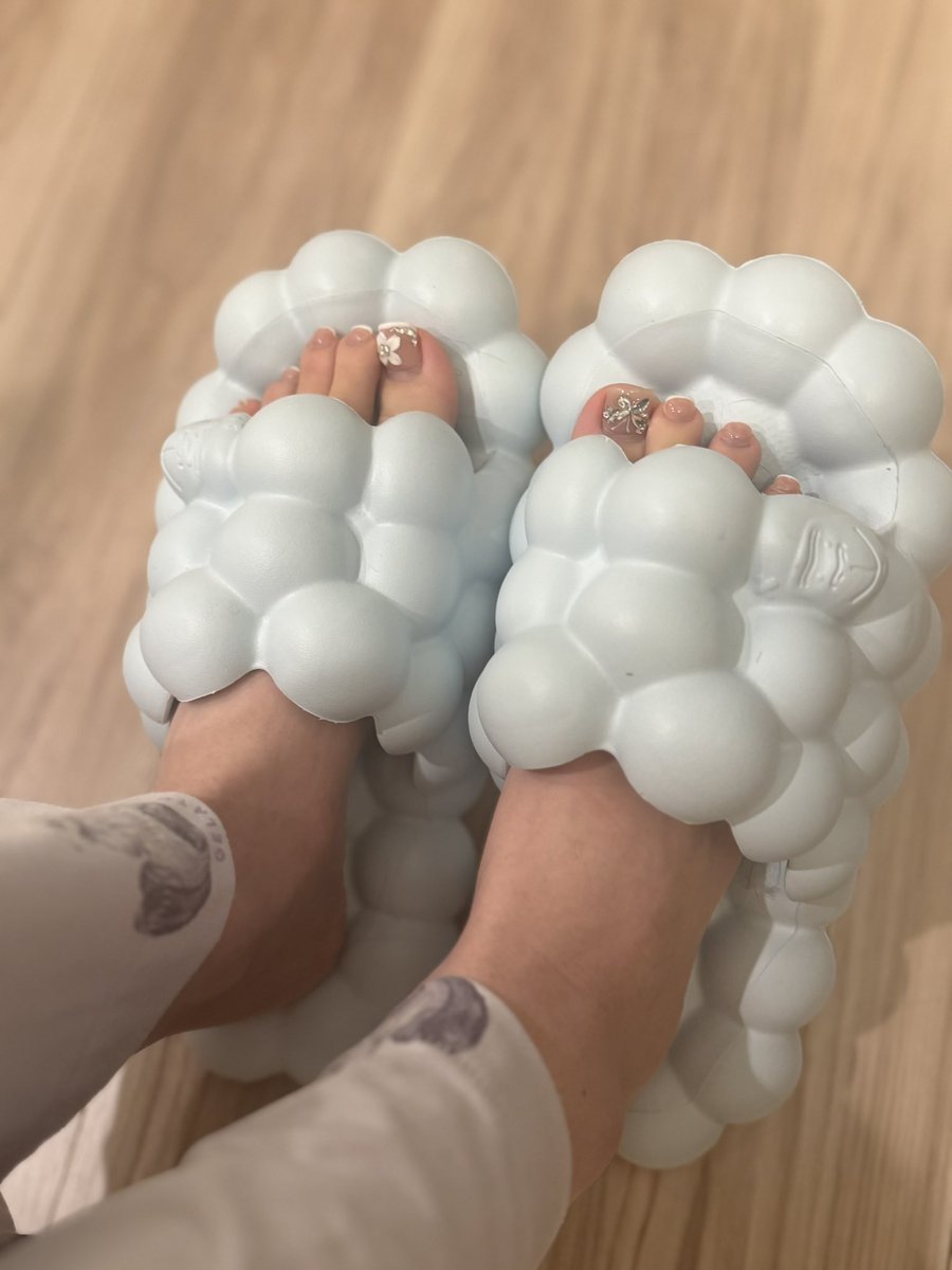 nekosukicawaii's tweet photo. ドンキで買えるゴリラの裸足スリッパマジで最高。浮腫みやすい足でも足裏ゴリッゴリ刺激されて足軽くなる。なのに痛くないしふわふわで気持ちいいので全員買うべき。ちなみに2000円でお釣りくる https://t.co/KyWpGo8ZO1