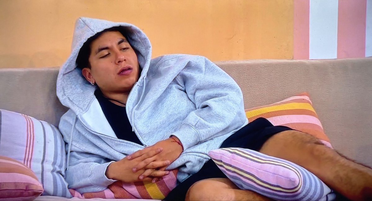 EmZkPr's tweet photo. Yo sólo me pregunto, imagínense el grado de sabandija que es éste ente en la vida real, que manipula, miente y gaslightea de forma cínica sabiendo que tiene cámaras. Ahora piensen lo que es capaz de hacer cuando no las tiene.

Es de los que se escuda en lo políticamente incorrecto. Piensa que el ser prieto y venir de la pobreza lo blindan en automático, pero está bien PENDEJO.

Jesús Ángel Pérez, sí representas a una parte de México: a las lacras, a los misóginos, a los bullies, a los tranzas que debemos erradicar.

Gente de México, eduquen bien a sus hijos, sobrinos, nietos, para que no se conviertan en un Ese Pérez.

#LaCasaDeLosFamososMx
#LaCasaDeLosFamososMexico