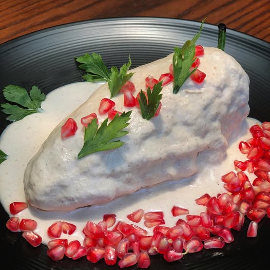 DiarioCoahuila's tweet photo. 🌮🇲🇽 La cocina mexicana no puede resumirse en un solo platillo, región o sabor. Su verdadera riqueza está en la diversidad de ingredientes, técnicas y tradiciones que, de acuerdo con el Guillermo Tomás G. González, mejor conocido como Chef Willie, convierte a México en un enorme mosaico culinario.

📷/ Cortesía / EL DIARIO